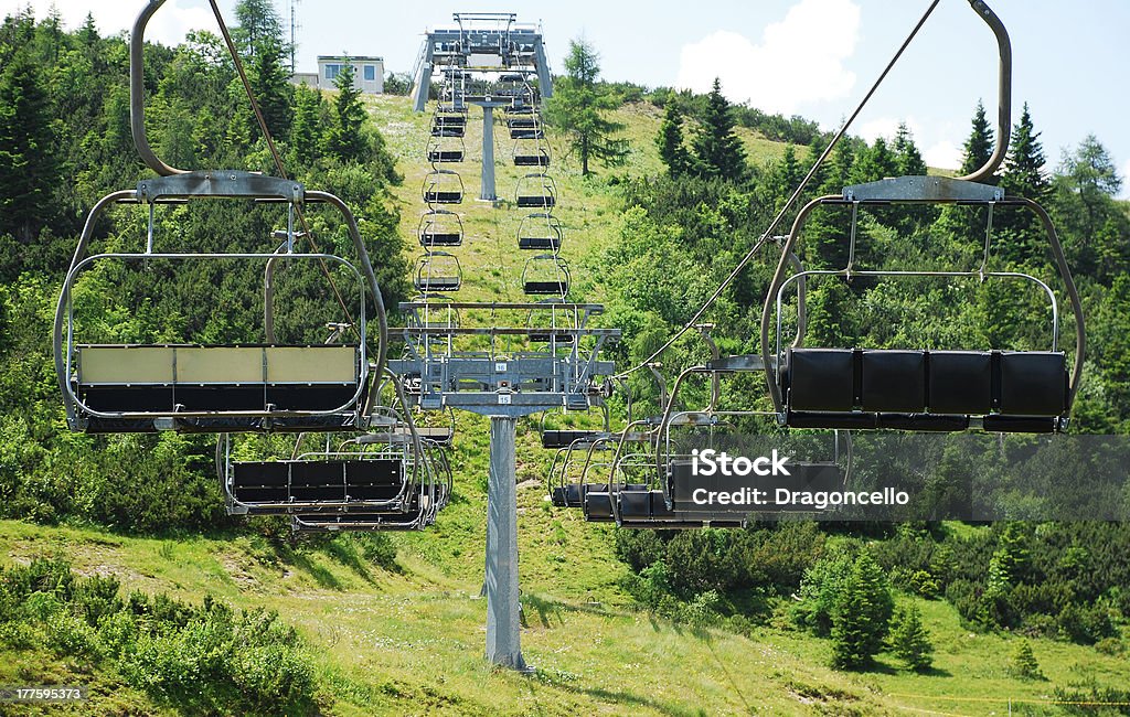 Télésiège sur Monte Zoncolan en été - Photo de Arbre libre de droits