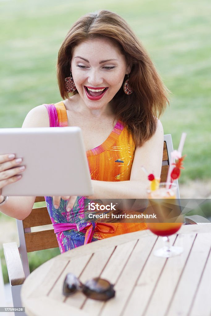 Giovane ragazza navigando alla moda tablet pc - Foto stock royalty-free di Adulto