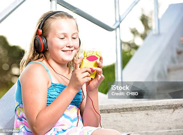 Divertente Con Ipod - Fotografie stock e altre immagini di 8-9 anni - 8-9 anni, Ascoltare, Bambine femmine