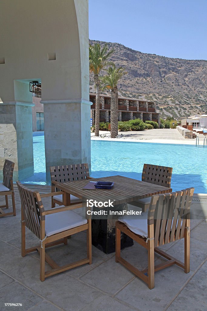 Été terrasse de l'hôtel avec une piscine et d'un mobilier d'extérieur (Grèce) - Photo de Ameublement libre de droits