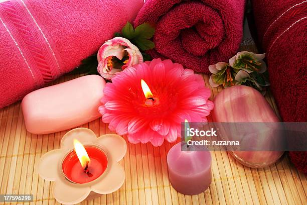 Handtücher Seife Blumen Und Kerzen Stockfoto und mehr Bilder von Alternative Behandlungsmethode - Alternative Behandlungsmethode, Ausgedörrt, Badewanne