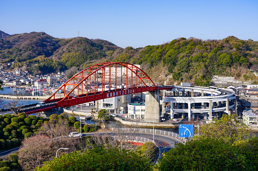 On a sunny day in March 2023, at the Ondo Seto Observatory on Kegoya Cape on the Kyuuyama Peninsula, which protrudes into the Seto Inland Sea in Kure City, Hiroshima Prefecture, the Ondo Ohashi Bridge crosses the sea on a sunny day