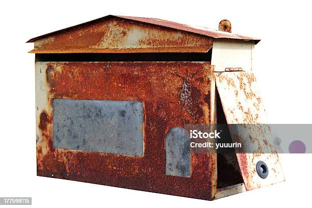 Velha Caixa De Correio Vermelha Isolado Em Fundo Branco - Fotografias de stock e mais imagens de Aberto