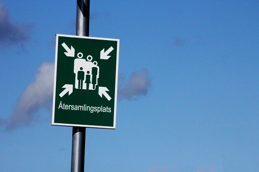 A Swedish sign saying : reassemble here