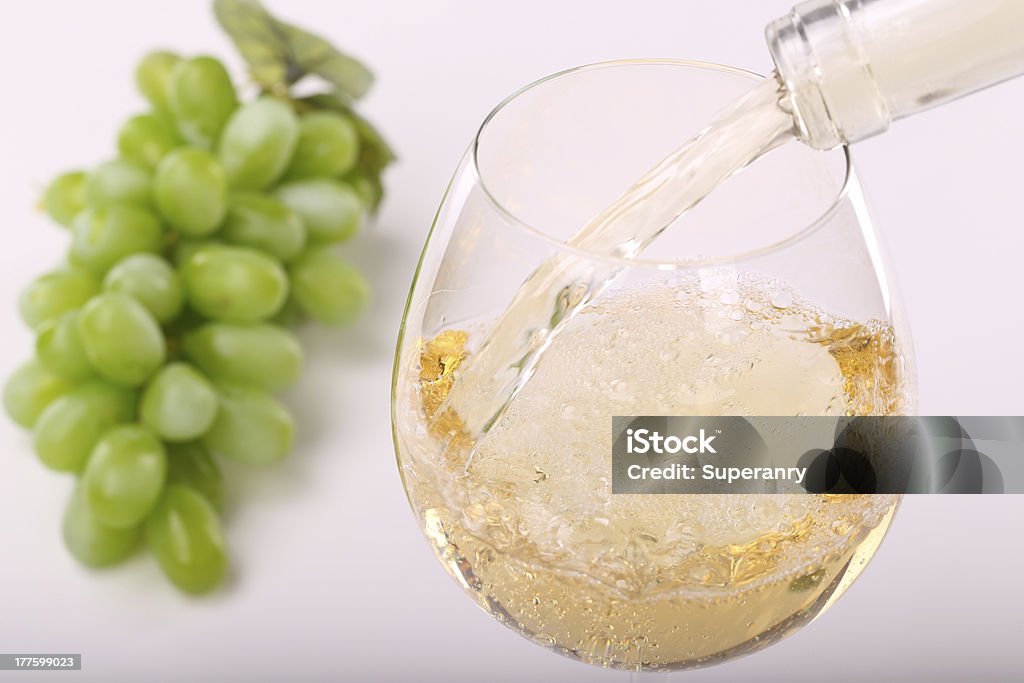 Verter vino blanco - Foto de stock de Aire libre libre de derechos