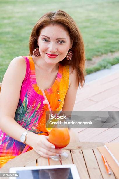 Jovem Menina Navegação Moderno Tablet Pc - Fotografias de stock e mais imagens de 20-29 Anos - 20-29 Anos, Adulto, Agenda Eletrónica