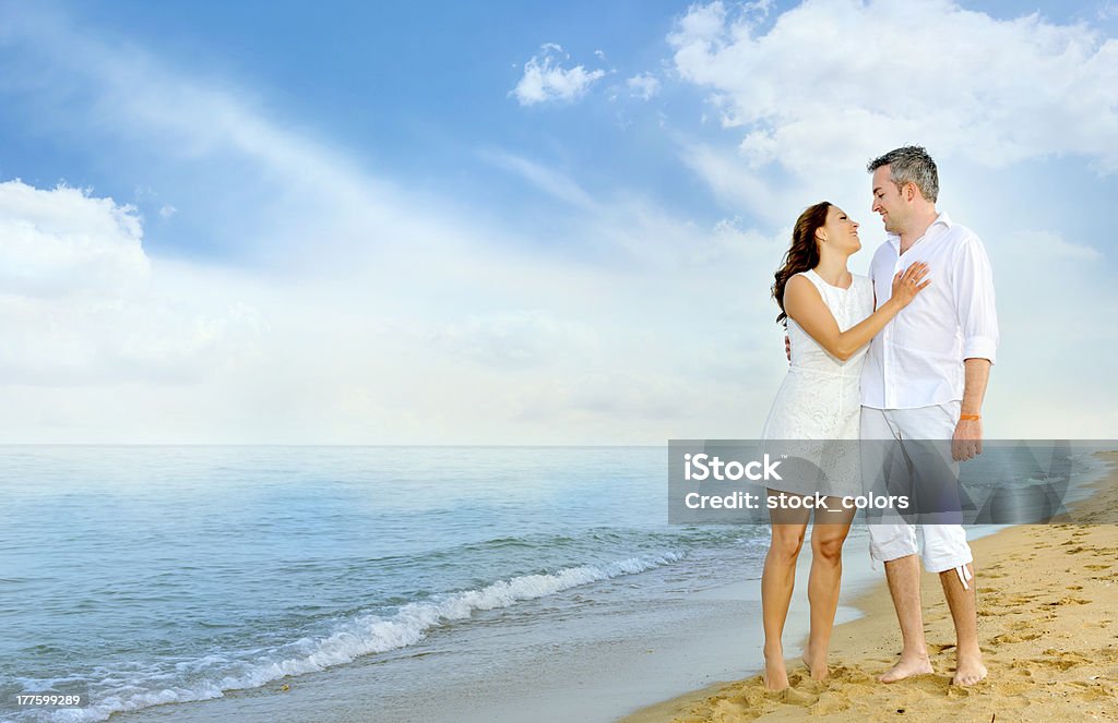 Coppia sulla spiaggia - Foto stock royalty-free di Acqua