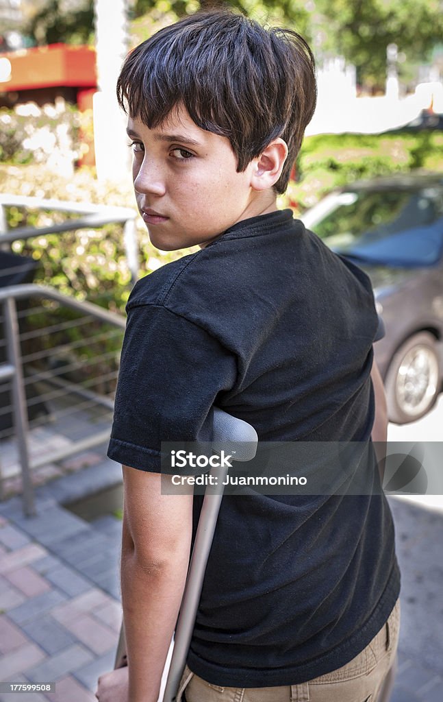 Enfant avec des béquilles - Photo de Béquille libre de droits