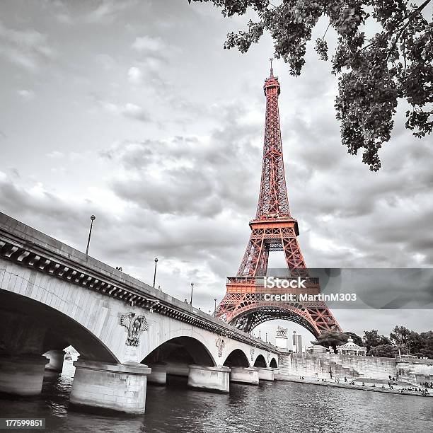 Photo libre de droit de Monochrome Vue De La Tour Eiffel Avec Colorization Sélective banque d'images et plus d'images libres de droit de Arc - Élément architectural