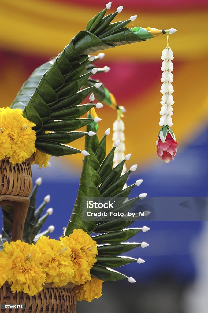 Flor garlands e banana vezes folhas de de cerimónia religiosa - Royalty-free Amarelo Foto de stock
