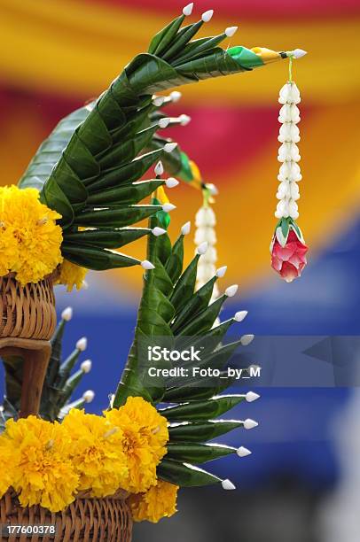 Flor Garlands E Banana Vezes Folhas De De Cerimónia Religiosa - Fotografias de stock e mais imagens de Amarelo