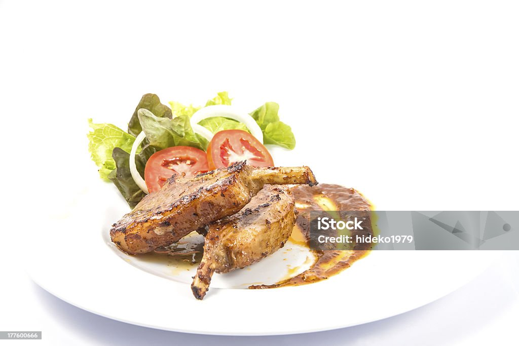 Costillas de cordero a la parrilla con verduras - Foto de stock de Ajo libre de derechos