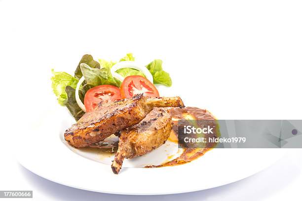 Costillas De Cordero A La Parrilla Con Verduras Foto de stock y más banco de imágenes de Ajo - Ajo, Albahaca, Alimento