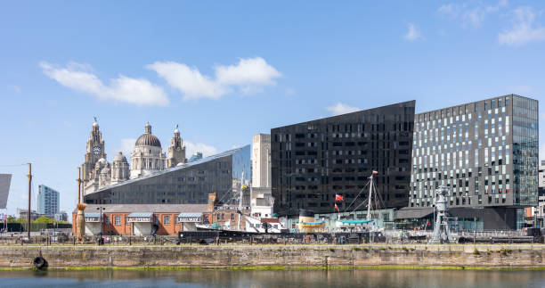 uma vista do horizonte de liverpool na inglaterra, alguns dos edifícios icônicos de liverpool - albert dock - fotografias e filmes do acervo