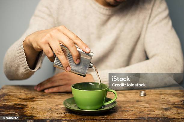 Uomo Di Aggiungere Lalcol Per Il Caffè - Fotografie stock e altre immagini di Alchol - Alchol, Thermos, Fiaschetta