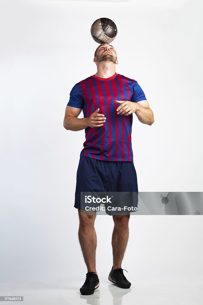 Fußballspieler jongliert mit dem palla - Foto stock royalty-free di Palleggiare