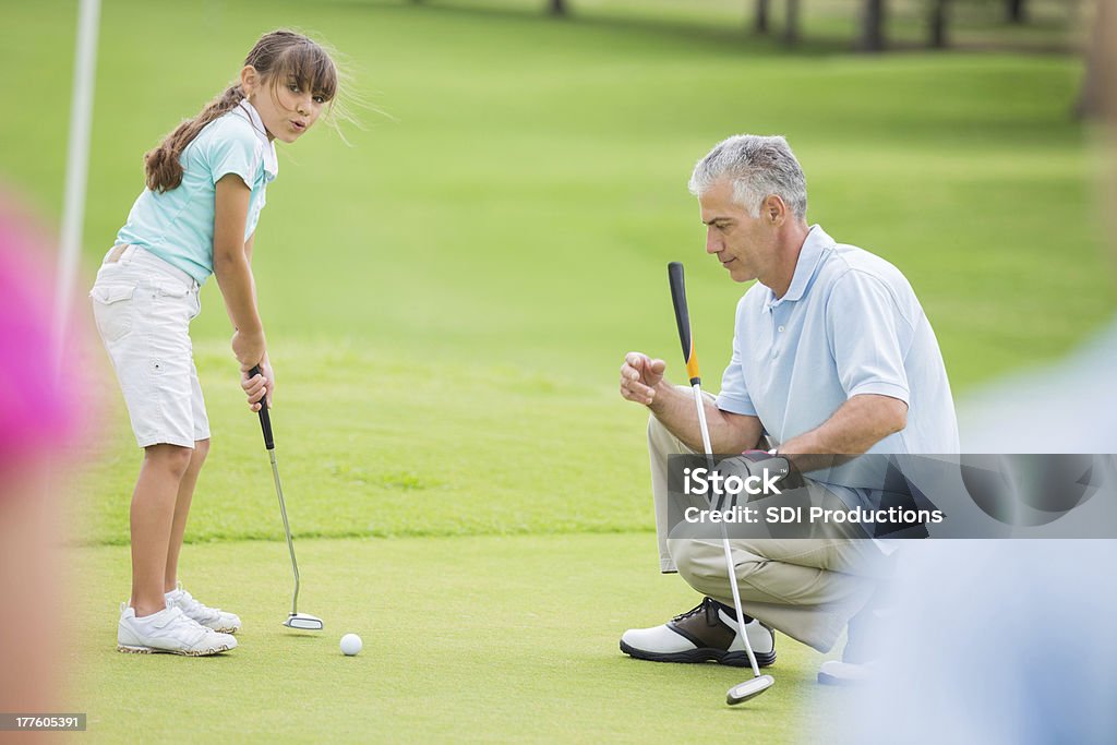 Kleines Mädchen lernen, putt während Golfstunde mit einem Profi - Lizenzfrei Golf Stock-Foto