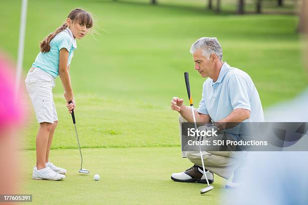 Bambina Di Imparare A Qualsiasi Movimento Durante La Lezione Di Golf Con Un Professionista - Fotografie stock e altre immagini di Golf