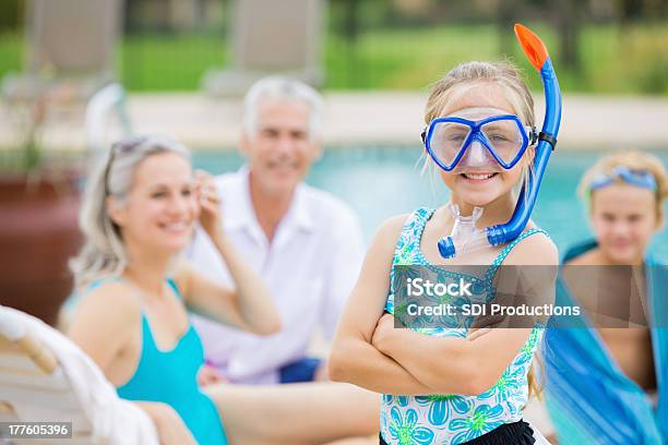 Foto de Linda Garotinha Com Snorkel E Nadar Com Os Avós e mais fotos de stock de Piscina - Piscina, 10-11 Anos, Adulto