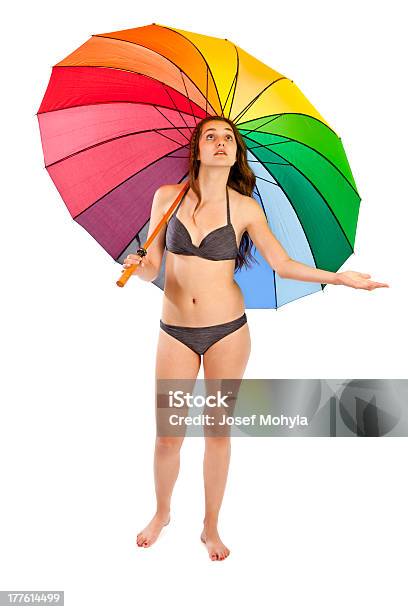 Giovane Donna In Bikini In Piedi Sotto Ombrellone Pioggia - Fotografie stock e altre immagini di 16-17 anni