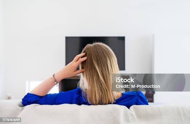 女性はテレビに映画がロードされるのを待っていますインターネット接続が遅い - テレビのストックフォトや画像を多数ご用意 - テレビ, 後ろ姿, 芸能関連 映画