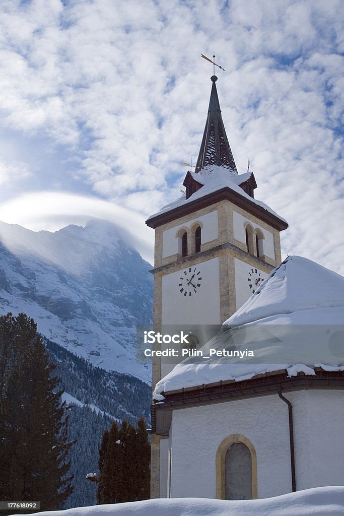 Église à Grindelwald Station de ski. Alpes suisses à l'hiver - Photo de Alpes européennes libre de droits