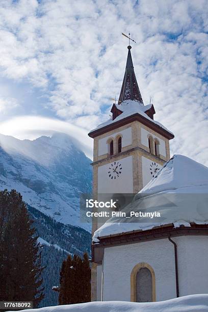Photo libre de droit de Église À Grindelwald Station De Ski Alpes Suisses À Lhiver banque d'images et plus d'images libres de droit de Alpes européennes