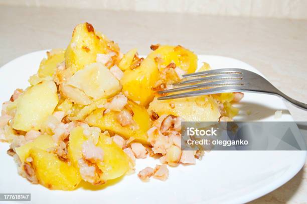 Fatias De Batata Frita Com Carne De Porco - Fotografias de stock e mais imagens de Almoço - Almoço, Amarelo, Assistência