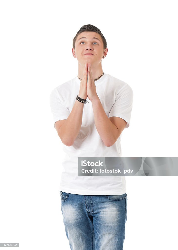 Giovane uomo di Pregare - Foto stock royalty-free di Abbigliamento casual