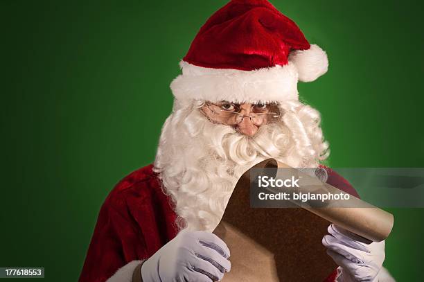 Photo libre de droit de Santa Claus Donnant Sur Sa Liste De Noël banque d'images et plus d'images libres de droit de Père Noël - Père Noël, Sérieux, Curiosité