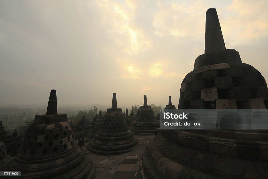 Borobudur ao nascer do sol - Foto de stock de Paisagem - Cena Não-urbana royalty-free