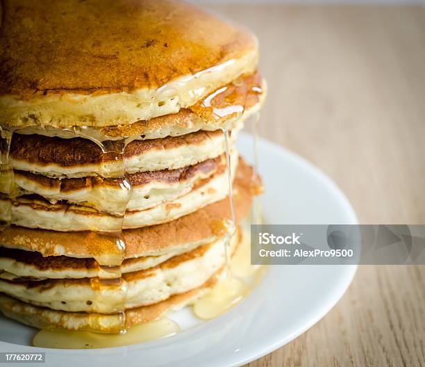 Pancake - Fotografie stock e altre immagini di Andare giù - Andare giù, Bianco, Burro