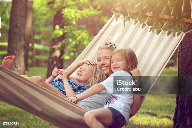 Una Madre E I Suoi Bambini Rilassante In Unamaca - Fotografie stock e altre immagini di Amaca - Amaca, Famiglia, 6-7 anni