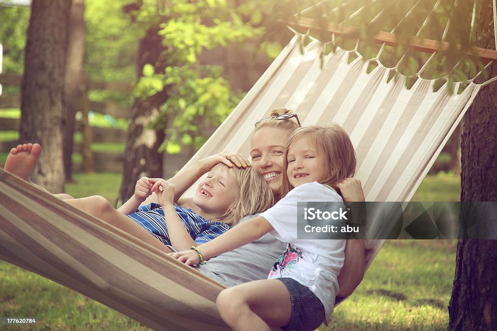 Uma mãe e seus filhos relaxante em uma cama de - Royalty-free Cama de Rede Foto de stock