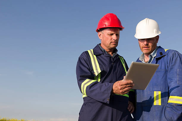 wykonawcy konferencji - oil industry digital tablet manual worker mining zdjęcia i obrazy z banku zdjęć