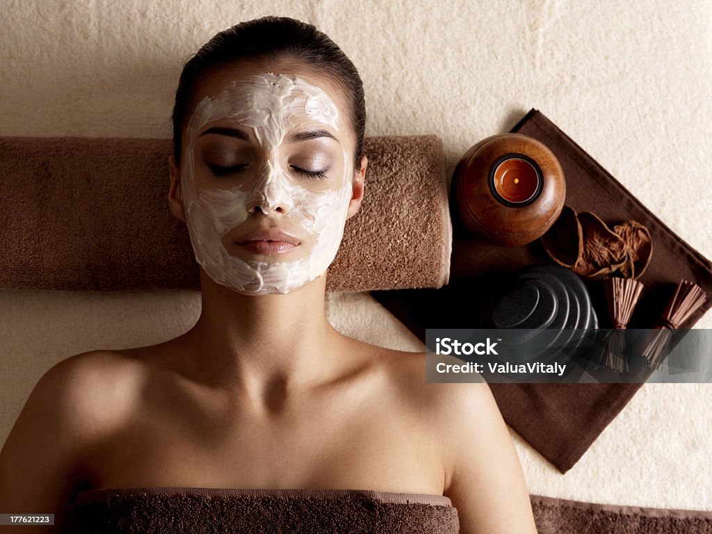 Frau entspannend mit Gesichtsmaske auf Gesicht im Schönheits-salon - Lizenzfrei Alternative Behandlungsmethode Stock-Foto