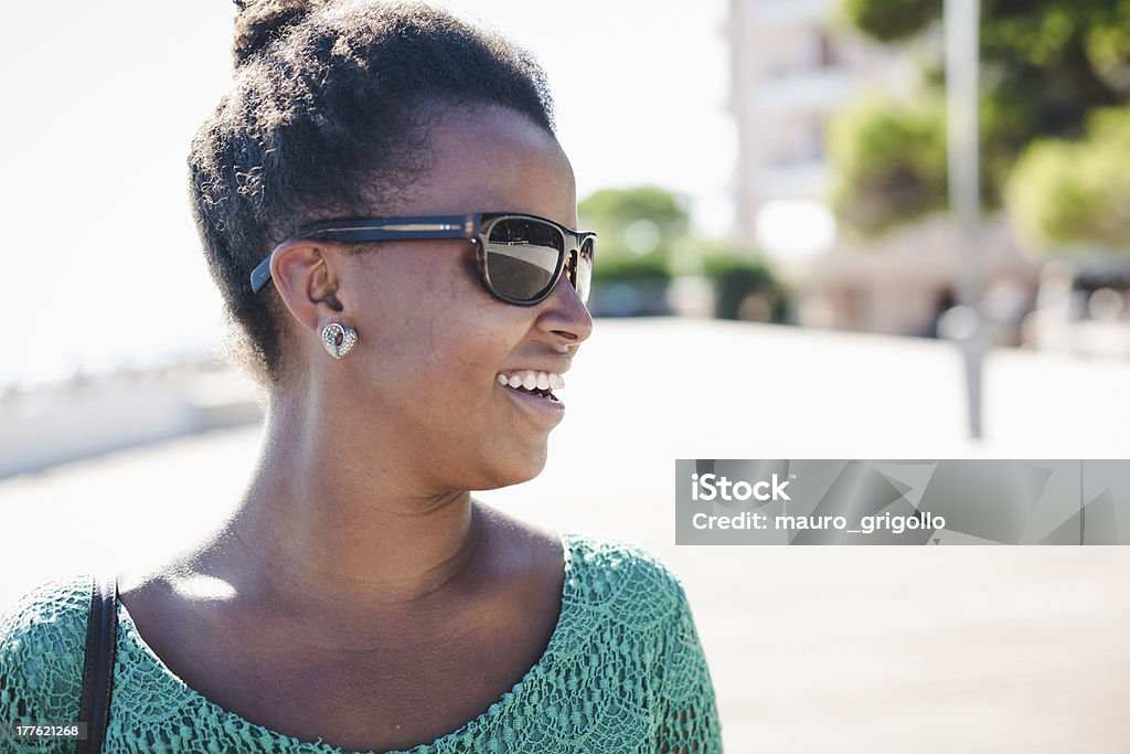 African Kobieta w mieście - Zbiór zdjęć royalty-free (18-19 lat)