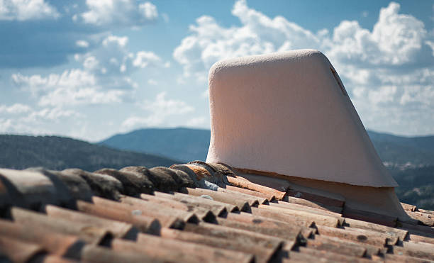 Chaminé e nuvens - foto de acervo