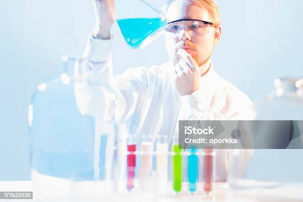 Researcher Stockfoto und mehr Bilder von Analysieren - Analysieren, Biologie, Brille