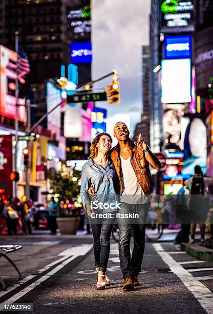 Пара В Ньюйорк Городской Образ Жизни — стоковые фотографии и другие картинки Нью-Йорк - Нью-Йорк, Таймс-Сквер - Манхэттен, Штат Нью-Йорк