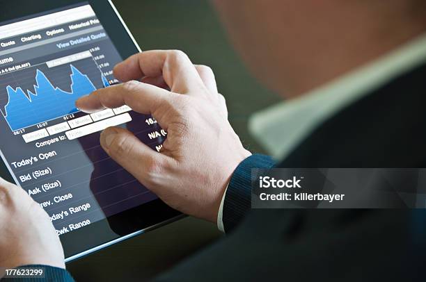 Biznesmen Z Cyfrowego Tabletu - zdjęcia stockowe i więcej obrazów Aplikacja mobilna - Aplikacja mobilna, Biznes, Biznesmen