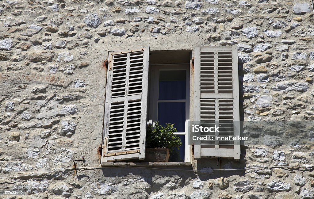 Fenêtre avec des volets en bois ancienne maison rurale, Provence, France. - Photo de Abstrait libre de droits