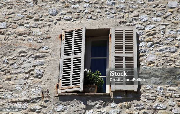 Photo libre de droit de Fenêtre Avec Des Volets En Bois Ancienne Maison Rurale Provence France banque d'images et plus d'images libres de droit de Abstrait