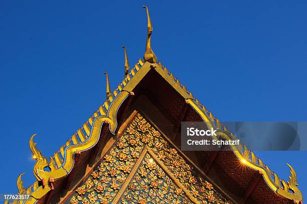 Foto de Thai Templo Budista Na Cobertura e mais fotos de stock de Tailândia - Tailândia, Telhado de Ouro, Alto - Descrição Geral