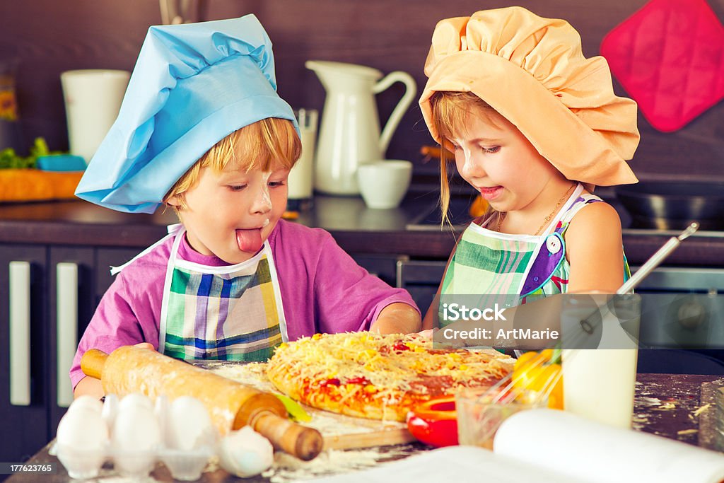 Сестра и Брат на кухне - Стоковые фото 4-5 лет роялти-фри