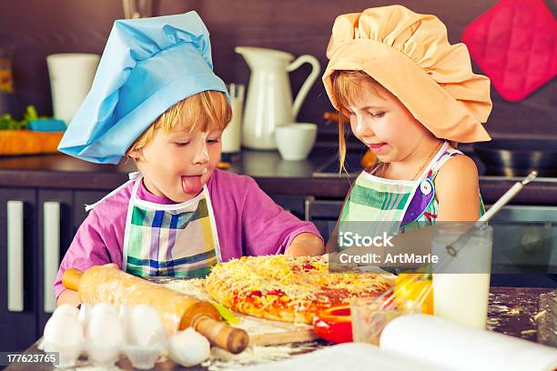 Сестра И Брат На Кухне — стоковые фотографии и другие картинки 4-5 лет - 4-5 лет, Близость, Брат