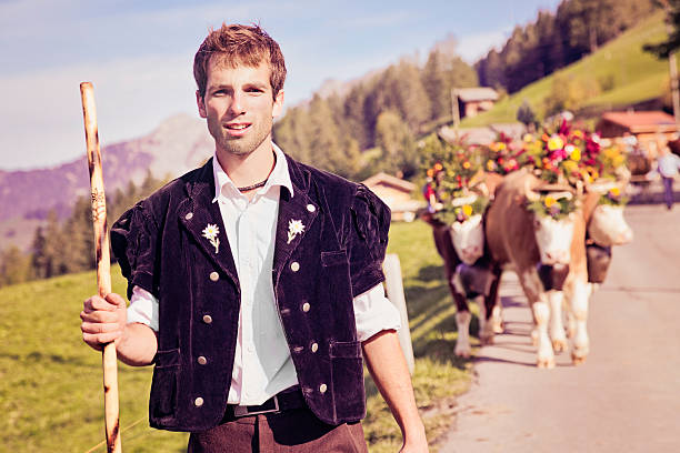 schweizer farmer führenden die kühe zu aelplerfest - cow swiss culture switzerland cattle stock-fotos und bilder