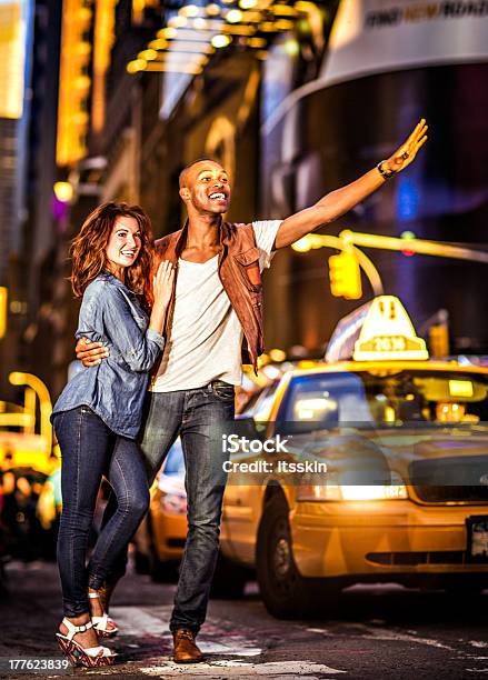 Foto de Casal De Estilo De Vida De Cidade De Nova York e mais fotos de stock de Táxi - Táxi, New York City, Estado de Nova York
