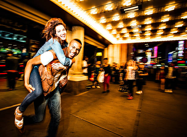 pareja de estilo de vida de la ciudad de nueva york - times square night broadway new york city fotografías e imágenes de stock