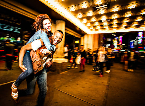 stile di vita di coppia di new york city - times square night broadway new york city foto e immagini stock